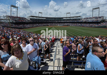 16. Juni 2013 - Omaha, Nebraska, Vereinigte Staaten von Amerika - 16. Juni 2013: eine erwartete Menge während des Singens der Nationalhymne vor dem Spiel 3 von der 2013 Männer College World Series zwischen der North Carolina State Wolfpack und North Carolina Tarheels TD Ameritrade Park in Omaha, ne. Michael Spomer/Cal-Sport-Medien Stockfoto