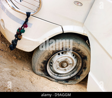 Reifenpanne weißes Auto Stockfoto