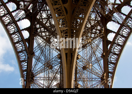 Nahaufnahme eines Eiffelturm Träger zeigen detaillierte Gitter Schmiedearbeiten Stockfoto