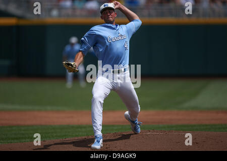 16. Juni 2013 - Omaha, Nebraska, Vereinigte Staaten von Amerika - 16. Juni 2013: ab Krug Kent Emanuel #41 von North Carolina im 1. Inning-Aktion beim Spiel 3 von der 2013 Männer College World Series zwischen der North Carolina State Wolfpack und North Carolina Tarheels TD Ameritrade Park in Omaha, ne. Michael Spomer/Cal-Sport-Medien Stockfoto