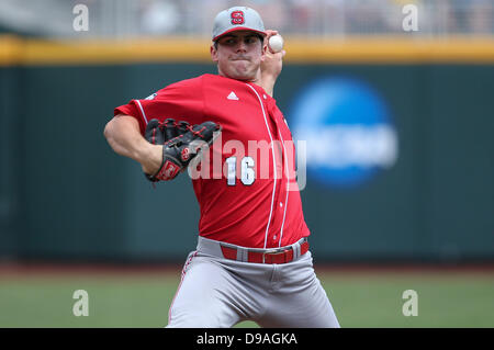 16. Juni 2013 - Omaha, Nebraska, Vereinigte Staaten von Amerika - 16. Juni 2013: ab Krug Carlos Rodon #16 der North Carolina State während der 1. Inning von Spiel 3 von der 2013 Männer College World Series zwischen der North Carolina State Wolfpack und North Carolina Tarheels TD Ameritrade Park in Omaha, ne. Michael Spomer/Cal-Sport-Medien Stockfoto