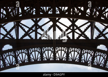 Detail des komplizierten Schmiedearbeiten Designs auf den Eiffelturm in Paris Stockfoto