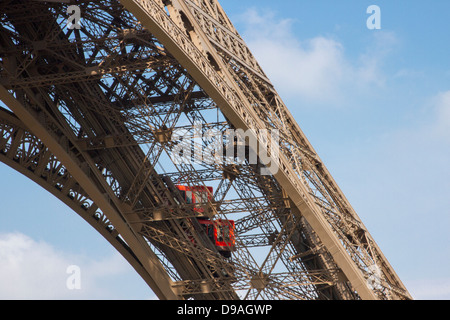Zwei helle rote Aufzüge eines Eiffelturm Eisenträger bringt Touristen in den ersten Stock hinauf Stockfoto
