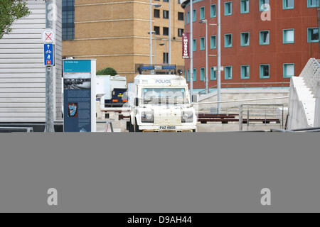 Belfast, Nordirland. 15. Juni 2013. Gerade einmal 12 Stunden bevor US-Präsident Barack Obama kommt in Belfast, die ein riesige Polizeieinsatz in Ort in der Stadt vor dem G8-Gipfel in Nordirland - Schaukeln sind Polizei außerhalb der Waterfront Hall geparkt. Stockfoto