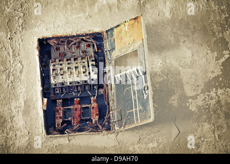 Alte schlechte Rusty wechseln-Box auf der verwitterte Wand Stockfoto