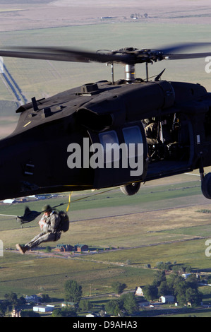 US Army Special Forces Soldaten mit dem Fallschirm aus einem UH - 60L Blackhawk-Hubschrauber während des Trainings 20. Juni 2012 in Fairfield, Utah. Stockfoto