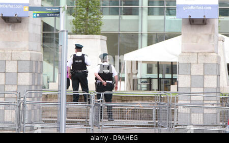 Belfast, Nordirland. 15. Juni 2013. Gerade einmal 12 Stunden bevor US-Präsident Barack Obama kommt in Belfast, die ein riesige Polizeieinsatz in Ort in der Stadt vor dem G8-Gipfel in Nordirland - schwingt patrouillieren Polizei die Waterfront hall Stockfoto