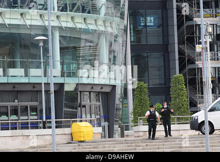 Belfast, Nordirland. 15. Juni 2013. Gerade einmal 12 Stunden bevor US-Präsident Barack Obama kommt in Belfast, die ein riesige Polizeieinsatz in Ort in der Stadt vor dem G8-Gipfel in Nordirland - schwingt Patrouille Polizei das Gelände der Waterfront Hall Stockfoto