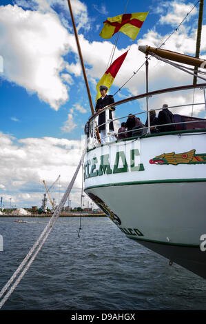 Rouen, Frankreich. 15. Juni 2013. Mexikanische Marine-Offizier steht am Heck der Großsegler Cuauhtemoc auf die Armada Rouen. Das Schiff ist für die Ausbildung von der mexikanischen Marine eingesetzt. Hochformat. Bildnachweis: Christine Tore/Alamy Live-Nachrichten Stockfoto