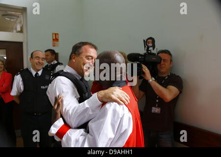 Enniskillen, Vereinigtes Königreich. 16. Juni 2013. The Most Reverend John Sentamu (R), der Erzbischof von York, schmiegt sich der Chief Constable von Polizei (Police Service of Northern-Ireland) Matt Baggott (L). Die meisten Reverend John Sentamu, der anglikanische Erzbischof von York führte einen Gottesdienst für die "genug Nahrung für alle wenn" Kampagne in der Kathedrale von Enniskillen. John Sentamu nannte in seiner Predigt zur Bekämpfung von Korruption und Armut. Bildnachweis: Michael Debets/Alamy Live-Nachrichten Stockfoto