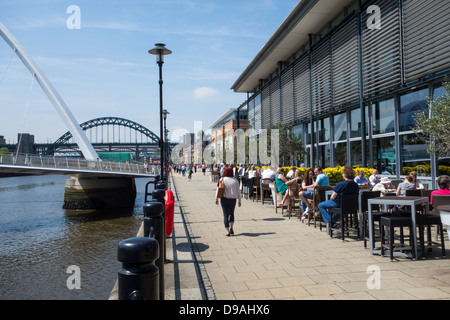 Menschen sitzen vor Krug & Klavier Pub an einem warmen, sonnigen Tag. Kai, Newcastle Upon Tyne, England, UK Stockfoto