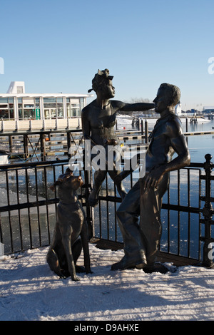 Leute wie wir, Bronze Sculpture am Mermaid Quay, Cardiff Bay, Wales Stockfoto