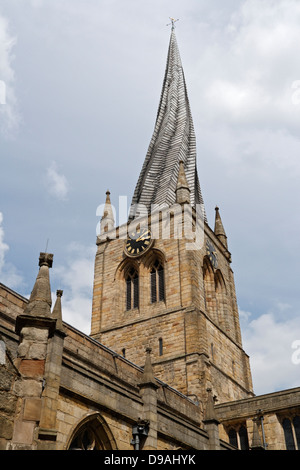 Die Pfarrkirche in Chesterfield England, auch bekannt als die krumme Spitze St Mary und All Saints Parish Church Stockfoto