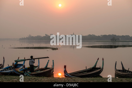 Sonnenaufgang über dem Fischerboot durch Ubein Brücke Mandalay Myanmar Stockfoto