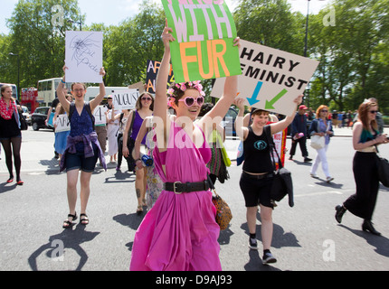 Frauen mit Plakaten auf Marmor Arch in London zur Sensibilisierung für den bevorstehenden Achseln 4 August-Sponsoring-Veranstaltung. Stockfoto