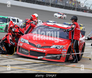 Brooklyn Michigan, Mi, Vereinigte Staaten von Amerika. 16. Juni 2013. Sprint-Cup-Serie-Fahrers Matt Kenseth (20) Gruben während der Nascar Sprint Cup Series 45. jährliche Quicken Loans 400 auf dem Michigan International Speedway am 16. Juni 2013 in Brooklyn, Michigan. Tom Turrill/CSM Credit: Csm/Alamy Live-Nachrichten Stockfoto