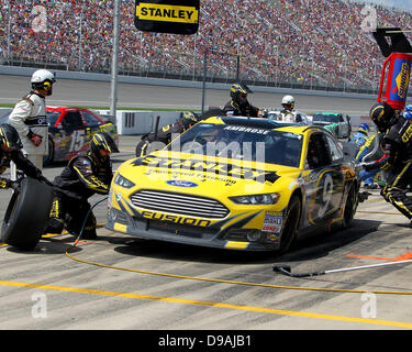 Brooklyn Michigan, Mi, Vereinigte Staaten von Amerika. 16. Juni 2013. Sprint-Cup-Serie-Fahrers Marcos Ambrose (9) Gruben während der Nascar Sprint Cup Series 45. jährliche Quicken Loans 400 auf dem Michigan International Speedway am 16. Juni 2013 in Brooklyn, Michigan. Tom Turrill/CSM Credit: Csm/Alamy Live-Nachrichten Stockfoto