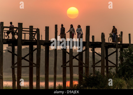 Pendler, die U Bein Brücke im Morgengrauen Mandalay Myanmar Birma Stockfoto