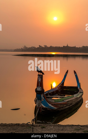 Sonnenaufgang über dem Fischerboot durch Ubein Brücke Mandalay Myanmar Birma Stockfoto