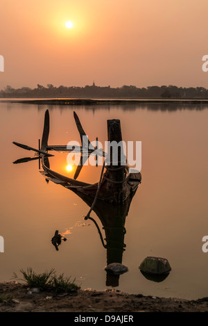 Sonnenaufgang über dem Fischerboot durch Ubein Brücke Mandalay Myanmar Birma Stockfoto