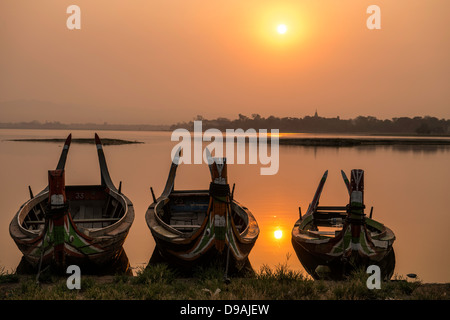 Sonnenaufgang über dem Fischerboot durch Ubein Brücke Mandalay Myanmar Birma Stockfoto