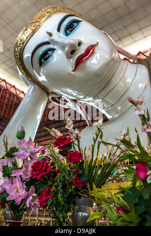 Nahaufnahme von der riesigen Buddha-Statue in Chaukhtatgyi Paya Rangoon Burma Myanmar Stockfoto