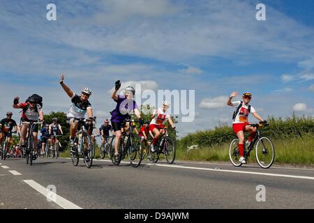 Ditchling, East Sussex, UK. Sonntag, 16. Juni 2013. Radfahrer passieren East Sussex in der Schlussphase der British Heart Foundation Fahrt mit dem Fahrrad. Veranstalter erwarten mehr als 28.000 Radfahrer zur Teilnahme an der Flaggschiff-Spendenaktion. Bildnachweis: Tom Corban/Alamy Live-Nachrichten Stockfoto