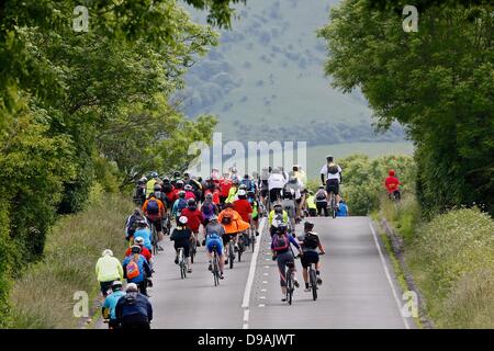 Ditchling, East Sussex, UK. Sonntag, 16. Juni 2013. Radfahrer Ansatz der South Downs in der Schlussphase der British Heart Foundation Fahrt mit dem Fahrrad. Veranstalter erwarten mehr als 28.000 Radfahrer zur Teilnahme an der Flaggschiff-Spendenaktion. Bildnachweis: Tom Corban/Alamy Live-Nachrichten Stockfoto