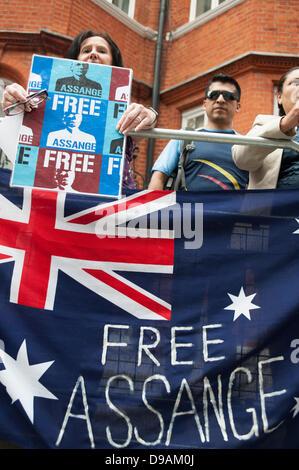 London, UK, 16. Juni 2013. Assanges ersten Jahrestag der Schutzhütte auf der Equadorian Botschaft in London war von einer treuen Schar von Fans und Medien begierig zu sehen, einen Auftritt des Wikileaks-Gründers geprägt. Bildnachweis: Lee Thomas/Alamy Live-Nachrichten Stockfoto