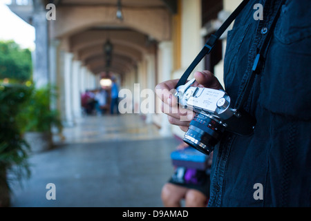 Ein Fotograf fotografiert Straße Themen mit einer herkömmlichen Filmkamera, eine Leica M3 in Granada, Nicaragua. Stockfoto