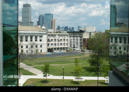 Die Ansicht der Innenstadt von Boston, in der Ferne, von der neuen Art des Americas Flügels an das Museum der bildenden Künste. Stockfoto