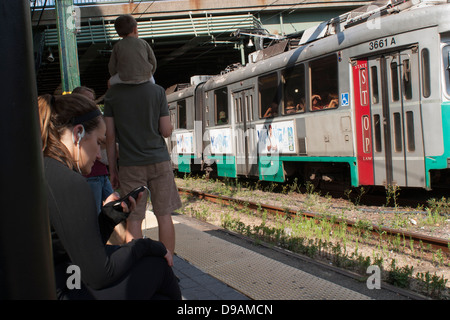 Passagiere warten ausgehenden Züge an der Fenway-Bahn-Haltestelle auf der grünen Linie Wagen zwischen Boston und Vororten. Hinweis-Tunnel. Stockfoto