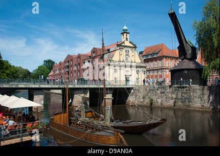 Alter Hafen mit Salzewer, Hotel Altes Kaufhaus, alten Kran, Lüneburg, Niedersachsen, Deutschland, L³neburg, Boot, Schiff, Binnenschiff, Histor Stockfoto