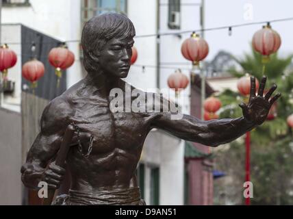 Los Angeles, Kalifornien, USA 16. Juni 2013. Eine 7,6-Fuß-hohe Bronzestatue von Martial-Arts-Star Bruce Lee sieht in Los Angeles Chinatown Sonntag, 16. Juni 2013 in Los Angeles, Kalifornien. Die Statue zum 75. Jubiläum der Nachbarschaft und werden auf dem Display vorübergehend bis $150.000 ausgelöst wird, um dauerhaft die Statue zu installieren und fügen Sie eine Sitzecke und Plaketten, andere einflussreiche chinesische Amerikaner zu Ehren. Kredit: Kredit: Ringo Chiu/ZUMAPRESS.com/Alamy Live-Nachrichten Stockfoto