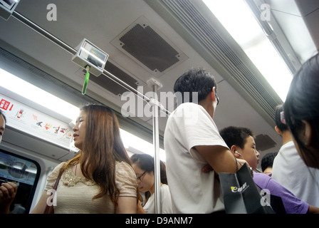 Shenzhen Metro und Passagiere in China. Stockfoto