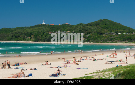 belebten Strand-Szene in Byron Bay mit Leuchtturm im Hintergrund Stockfoto