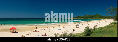 Main Beach mit dem Leuchtturm von Byron Bay Stockfoto