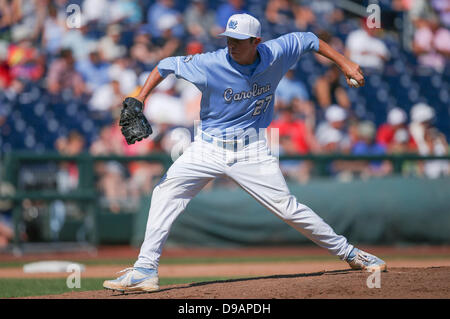 16. Juni 2013 - Omaha, Nebraska, Vereinigte Staaten von Amerika - 16. Juni 2013: Entlastung Krug Tate Parrish #27 von North Carolina zu einem Teig im 8. Inning von Spiel 3 von der 2013 Männer College World Series zwischen der North Carolina State Wolfpack und North Carolina Tarheels TD Ameritrade Park in Omaha, ne aufgeschlagen. North Carolina State besiegt North Carolina 8-1.Michael Spomer/Cal Sport Media Stockfoto