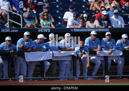 16. Juni 2013 - Omaha, Nebraska, Vereinigte Staaten von Amerika - 16. Juni 2013: North Carolina Bank in späten Aktion während Spiel 3 von der 2013 Männer College World Series zwischen der North Carolina State Wolfpack und North Carolina Tarheels TD Ameritrade Park in Omaha, ne North Carolina State besiegt North Carolina 8-1.Michael Spomer/Cal Sport Media Stockfoto