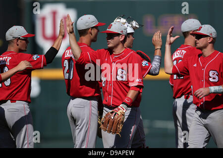 16. Juni 2013 - Omaha, Nebraska, Vereinigte Staaten von Amerika - 16. Juni 2013: North Carolina State Teamkollegen Andrew Woeck #13 und Jake Armstrong #23 gratulieren einander am Ende des Spiel 3 von der 2013 Männer College World Series zwischen der North Carolina State Wolfpack und North Carolina Tarheels TD Ameritrade Park in Omaha, ne. North Carolina State besiegt North Carolina State 8-1.Michael Spomer/Cal Sport Media Stockfoto