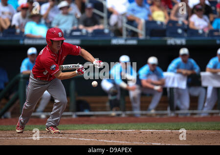 16. Juni 2013 - Omaha, Nebraska, Vereinigte Staaten von Amerika - 16. Juni 2013: Brett Williams #3 der North Carolina State legt ein Opfer Bunt im 5. Inning von Spiel 3 von der 2013 Männer College World Series zwischen der North Carolina State Wolfpack und North Carolina Tarheels TD Ameritrade Park in Omaha, ne. North Carolina State besiegt North Carolina 8-1.Michael Spomer/Cal Sport Media Stockfoto