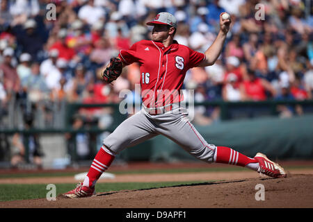 16. Juni 2013 - Omaha, Nebraska, Vereinigte Staaten von Amerika - 16. Juni 2013: ab Krug Carlos Rodon der North Carolina State im 1. Inning-Aktion beim Spiel 3 von der 2013 Männer College World Series zwischen der North Carolina State Wolfpack und North Carolina Tarheels TD Ameritrade Park in Omaha, ne. North Carolina State besiegt North Carolina 8-1.Michael Spomer/Cal Sport Media Stockfoto