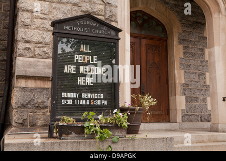 Alle Menschen willkommen Kirche Zeichen Stockfoto