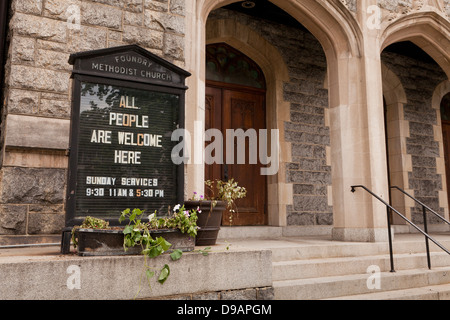 Alle Menschen willkommen Kirche Zeichen Stockfoto