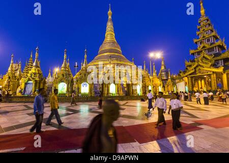 15. Juni 2013 - Yangon, Burma/Myanmar - Shwedagon-Pagode am Abend. Die Shwedagon-Pagode ist offiziell bekannt als Shwedagon Zedi Daw und wird auch als der große Dagon Pagode oder die Goldene Pagode. Es ist 99 Meter (325Â ft) hohen Pagode und Stupa befindet sich in Yangon, Birma. Die Pagode liegt im Westen von auf Singuttara Hügel und dominiert die Skyline der Stadt. Es ist der heiligste buddhistische Pagode in Myanmar und enthält Relikte der Vergangenheit vier Buddhas verankert: die Mitarbeiter des Kakusandha, der Wasserfilter der Koá¹‡Ä Gamana, ein Stück das Gewand der Kassapa und acht Strängen von Haar-FromGauta Stockfoto