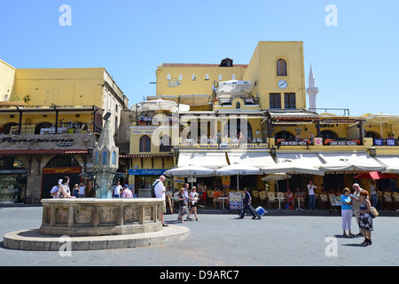 Castellania Brunnen in Ippokratous Square, Old Town, Rhodos Stadt, Rhodos (Rodos), Dodekanes, Süd Ägäis, Griechenland Stockfoto