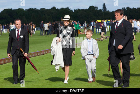 Egham, UK. 16. Juni 2013. US-Schauspielerin Sharon Stone und einer ihrer adoptierten Söhne, Roan Joseph Bronstein, besuchen die Cartier-Königin-Cup-Finale im Guards Polo Club in Egham, 16. Juni 2013. Foto: Albert Nieboerdpa/Alamy Live-Nachrichten Stockfoto