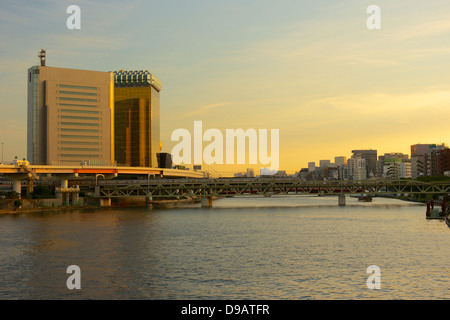 Asahi Beer Hall von Sumida-Fluss im goldenen Abendrot Stockfoto