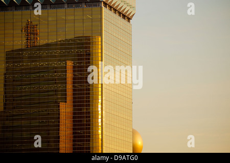 Schließen-Ansicht von Asahi Beer Hall von Sumida-Fluss in Abend Golden Glow Stockfoto