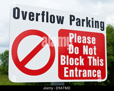 Überlauf Parkplätze, bitte nicht blockieren diese Einfahrt, Verkehrswarnschild Stockfoto